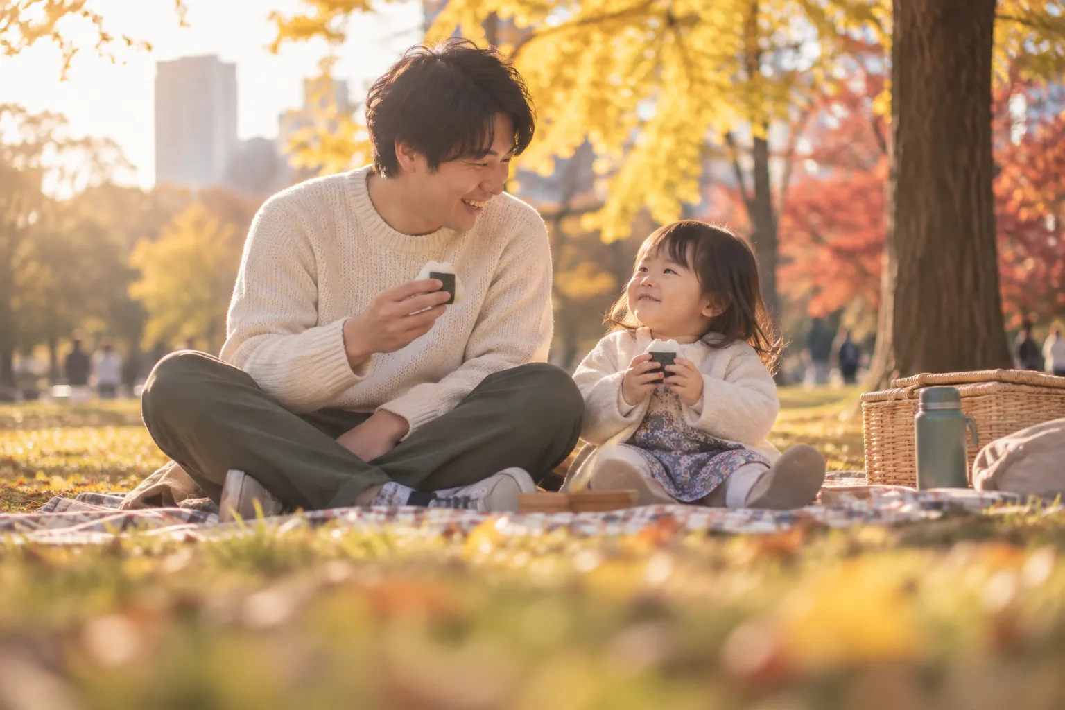 秋の公園でピクニックを楽しむ親子
